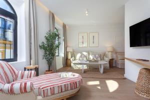 a living room with a couch and a table at Genteel Home Gamazo in Seville