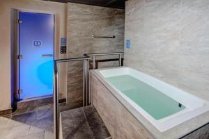 Koupelna v ubytování Auberge de Jeunesse Val-de-Travers