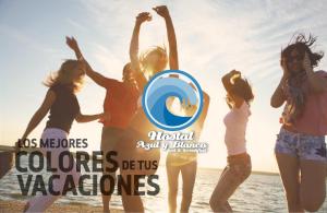 un grupo de mujeres caminando por la playa con un frisbee en Hostal Azul y Blanco, en Santa Cruz Huatulco