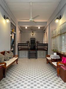 Et opholdsområde på Relaxing Home in the Garden with Shuttle & Long Stay