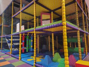 una sala de juegos con estructura de juego en Apartment with Access to Pool Spa & Soft play, en Ilfracombe