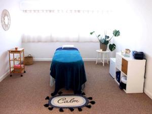 Zimmer mit einem Bett mit blauem Laken in der Unterkunft Apartment with Access to Pool Spa & Soft play in Ilfracombe + 2 Fotos