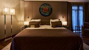 イスタンブールにあるLasagrada Hotel Istanbulの部屋の中に大きなベッドがある寝室