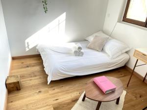 モントルイユにあるVotre écrin méditerranéen aux portes de Parisのベッドとテーブルのある小さな寝室