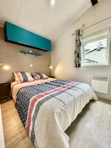 Posteľ alebo postele v izbe v ubytovaní Bungalow 3 chambres pour 6 pers avec Climatisation Camping 3 etoiles