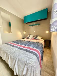 Posteľ alebo postele v izbe v ubytovaní Bungalow 3 chambres pour 6 pers avec Climatisation Camping 3 etoiles