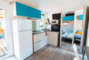 Kuchyňa alebo kuchynka v ubytovaní Bungalow 3 chambres pour 6 pers avec Climatisation Camping 3 etoiles