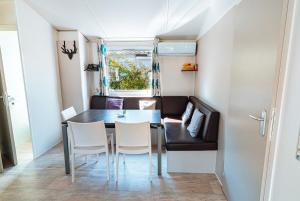 Posedenie v ubytovaní Bungalow 3 chambres pour 6 pers avec Climatisation Camping 3 etoiles