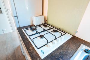 Kuchyňa alebo kuchynka v ubytovaní Bungalow 3 chambres pour 6 pers avec Climatisation Camping 3 etoiles
