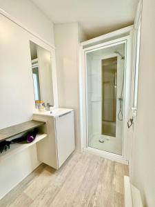 Kúpeľňa v ubytovaní Bungalow 3 chambres pour 6 pers avec Climatisation Camping 3 etoiles