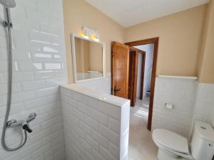 Koupelna v ubytování Ref.39 Casa Playa En Zahara Beach + 24 fotografií