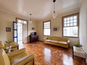 a living room with two couches and a table at Casa da Marquesa - Diamantina - MG in Diamantina