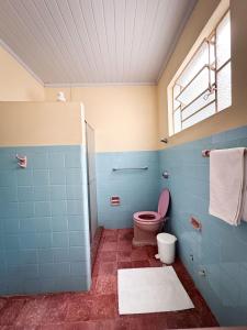 a bathroom with a pink toilet and a window at Casa da Marquesa - Diamantina - MG in Diamantina +71 photos