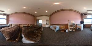 IitoyoにあるIitoko - Vacation STAY 43595vのデスク付きの部屋にベッド2台が備わる広い客室です。