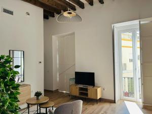 a living room with a tv and a table at Life Apartments Arcos 27 in Jerez de la Frontera