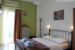 A bed or beds in a room at Rentoulia Apartments