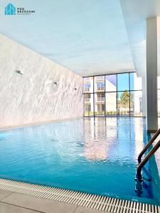 Bazén v ubytovaní Pod Brzozami Apartamenty Let's Sea Gąski alebo v jeho blízkosti