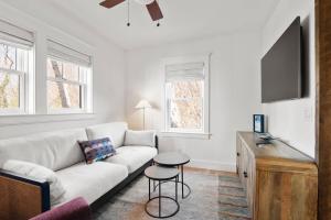 TV a/nebo společenská místnost v ubytování Short walk to Provincetown shopping
