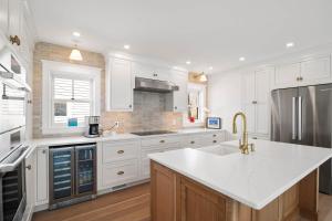 Kuchyň nebo kuchyňský kout v ubytování Short walk to Provincetown shopping