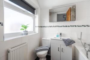 Koupelna v ubytování 10mins To Crosby Beach Familystay Free Parking