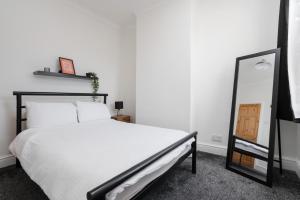 Postel nebo postele na pokoji v ubytování 10mins To Crosby Beach Familystay Free Parking