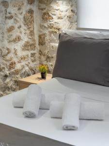 A bed or beds in a room at Anassa 2 City Center Apartment