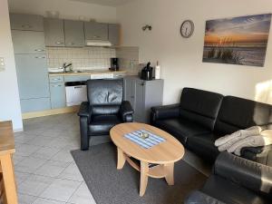 海利根港Gepflegte Erdgeschossferienwohnung in Heiligenhafen的客厅里有一张沙发和一张桌子。