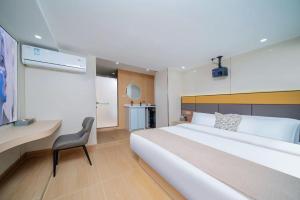 Postel nebo postele na pokoji v ubytování Shengmeiya Apartment Hotel-Line8 Pazhou STN entrance D-Walking distance to Canton Fair
