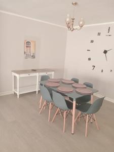 Imagine din galeria proprietății Jackie’s 3 bedroomed secure beach front apartment Strand Golden Mile  în Strand +38 fotografii