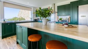 Kuchyň nebo kuchyňský kout v ubytování Swn y Mor Trefadog