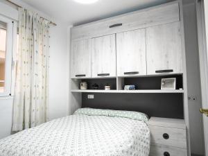 En eller flere senge i et værelse på BS Apartamento Buenavista Playa estancia min 6 noches A 2 minutos de la playa + 21 billeder