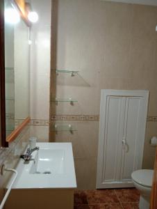 Ένα μπάνιο στο CT 334 Almeria Apartment for 4