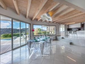 Η κουζίνα ή μικρή κουζίνα στο Villa View - Annecy Lake