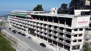 Un edificio con un cartel al costado. en Shangrila Hotels & Resorts Changla Gali, en Abbottābād