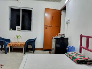 a room with a bed and a table and chairs at Annada Homestay in Rānchī