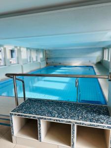 una gran piscina con un banco frente a ella en Nautic 107, en Cuxhaven