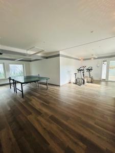 Una habitación vacía con una mesa de ping pong dentro. en Nautic 107, en Cuxhaven