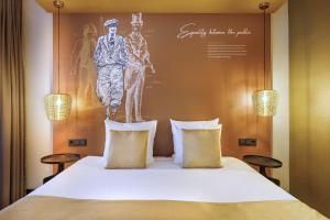 a bed with two pillows in a hotel room at Hotel Die Port van Cleve in Amsterdam