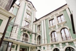 切尔诺夫策Панський Двір 2的带阳台的建筑外墙