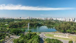 a view of a city with a lake and buildings at Flat Ibirapuera Unifesp Metrô in Sao Paulo