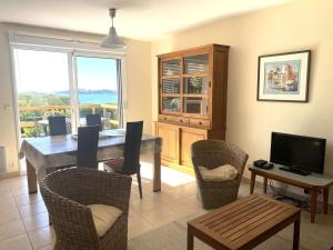 Televízia a/alebo spoločenská miestnosť v ubytovaní Maison 3* face à la mer avec WiFi, à 200m du littoral, terrasse, parking, et tout confort à Pleumeur-Bodou - FR-1-368-366