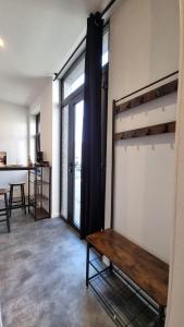 Zimmer mit einem Etagenbett und einem Tisch in der Unterkunft Studio Machy - Centre-Ville et Parking Gratuit in Bourbourg