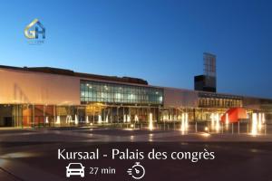 akritkrit paljas des companies unterzeichnen vor einem Gebäude in der Unterkunft Studio Machy - Centre-Ville et Parking Gratuit in Bourbourg