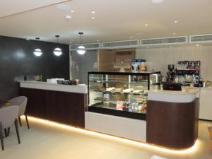 un restaurant avec un comptoir et une vitrine dans l'établissement GOLDEN SAND Suite, à Eilat