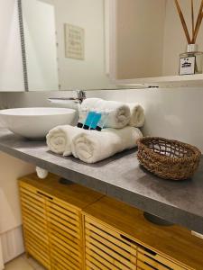 Un baño con lavabo y toallas en un mostrador. en Appartement TiLagon, en Cul de Sac
