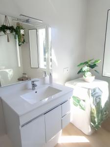 Zdjęcie z galerii obiektu CASA AMELIA Apartamento Bajo con terraza y jardín Apartamento 1ªPlanta w mieście Padrón