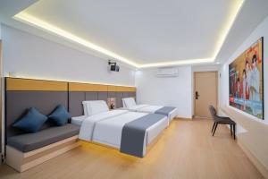 Postel nebo postele na pokoji v ubytování Shengmeiya Apartment Hotel-Line8 Pazhou STN entrance D-Walking distance to Canton Fair