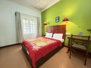 Letto o letti in una camera di Hotel SilverLine Regency Munnar