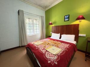 Postel nebo postele na pokoji v ubytování Hotel SilverLine Regency Munnar