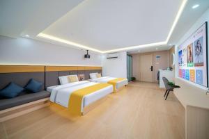 Postel nebo postele na pokoji v ubytování Shengmeiya Apartment Hotel-Line8 Pazhou STN entrance D-Walking distance to Canton Fair